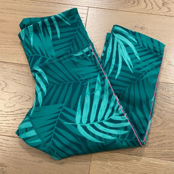 Old Navy Cropped Activewear - Picture 2 of 3